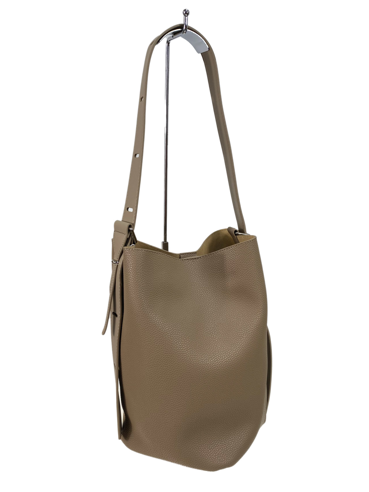 На фото 1 - Женская сумка ведро из натуральной кожи, цвет серо-бежевый